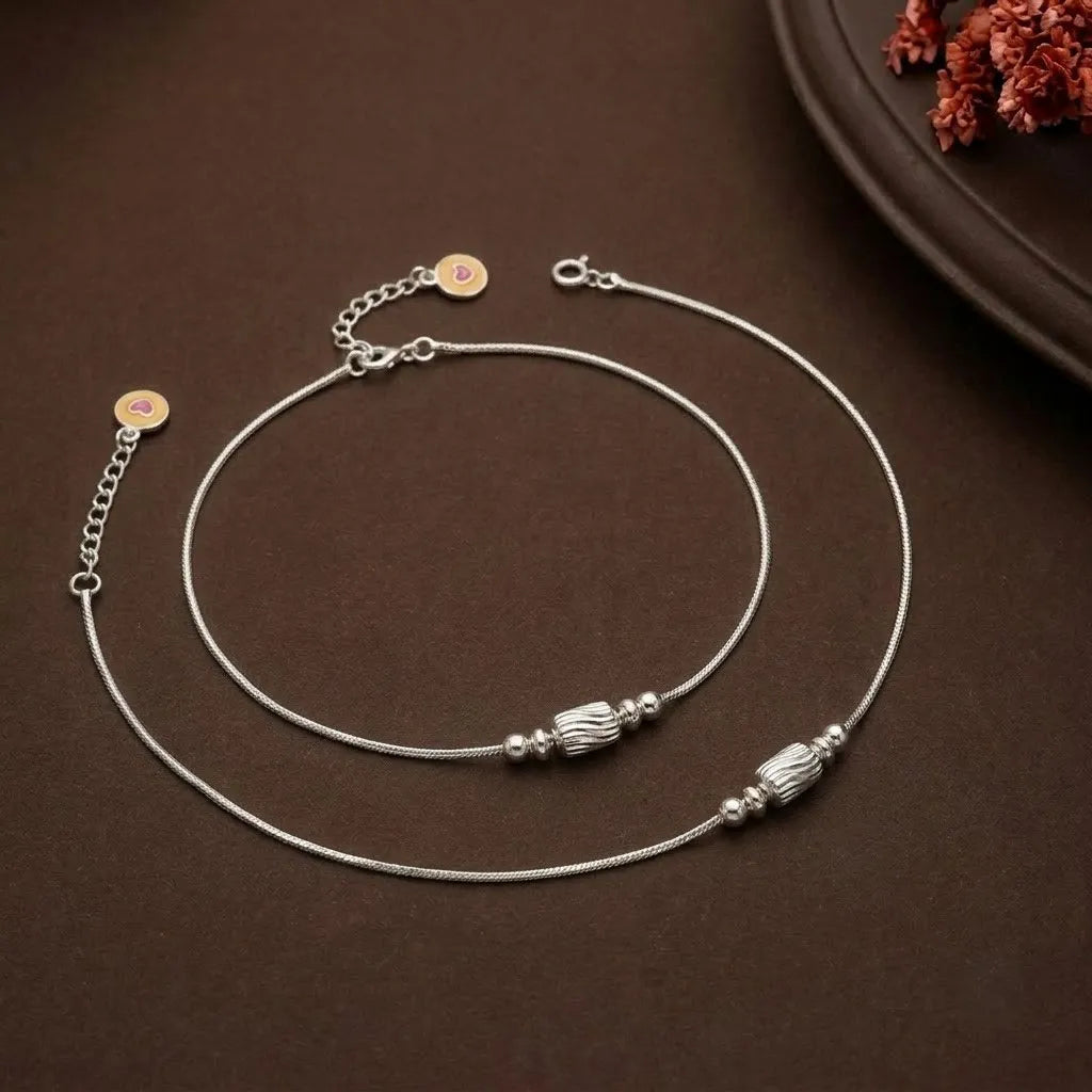 Marvel Silver adjustable silver anklet for women with textured barrel center bead and polished round bead accents