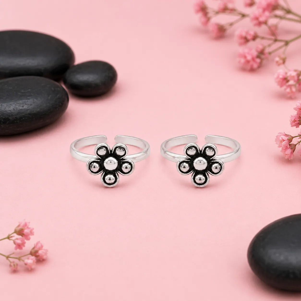 Marvel Silver oxidised flower adjustable toe ring for women with black detailing