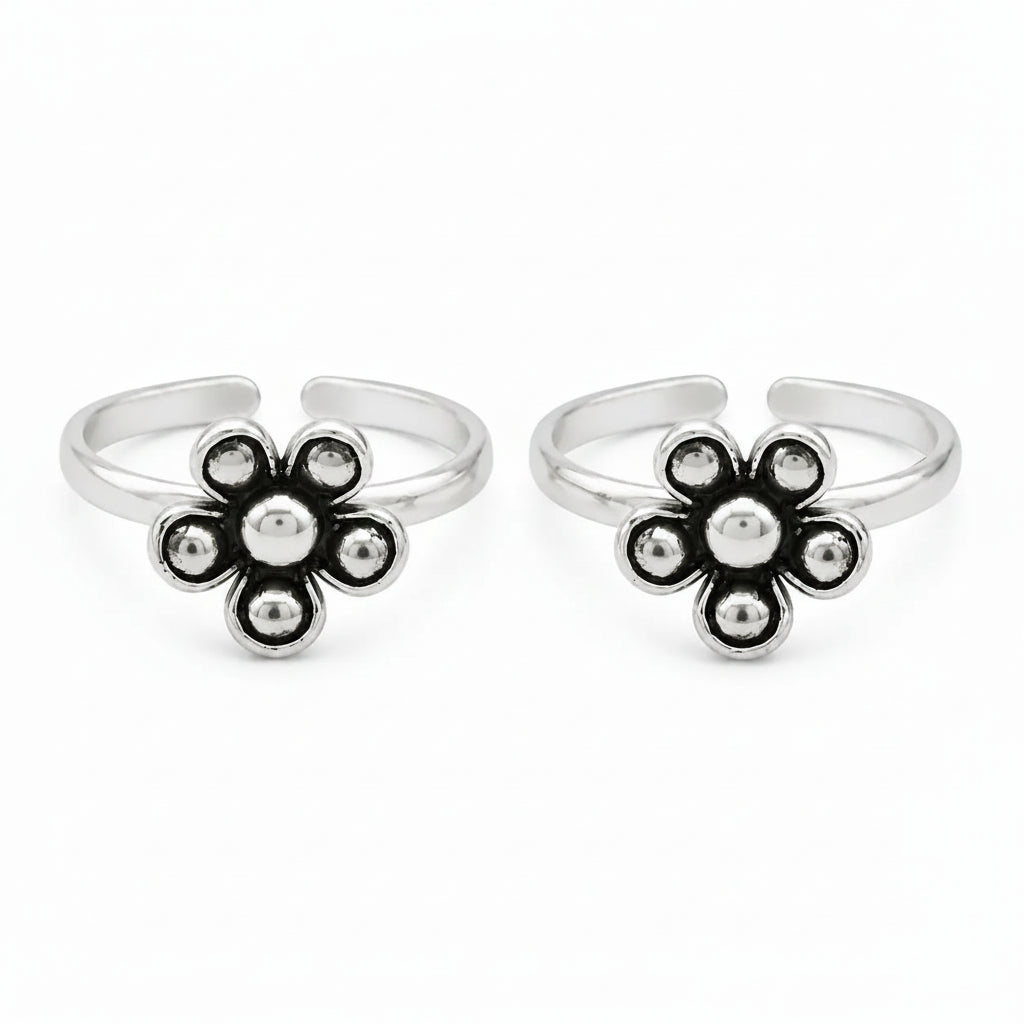 Marvel Silver oxidised flower adjustable toe ring for women with black detailing