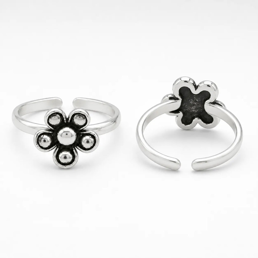 Marvel Silver oxidised flower adjustable toe ring for women with black detailing