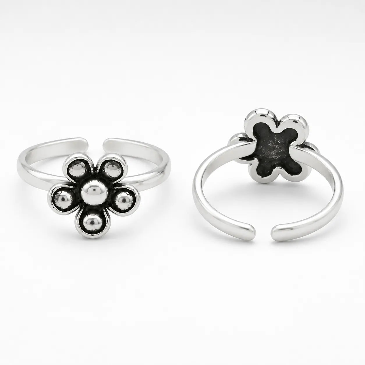Marvel Silver oxidised flower adjustable toe ring for women with black detailing
